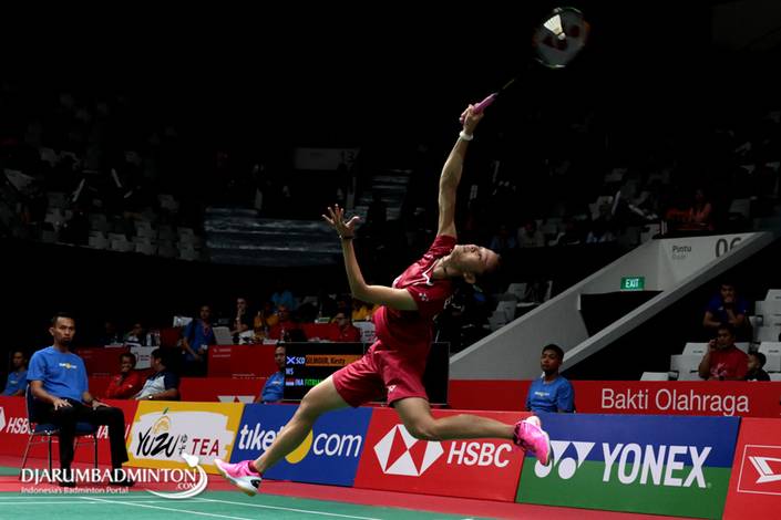 Fitriani mengembalikan shuttlecock. Fitriani mengembalikan shuttlecock.