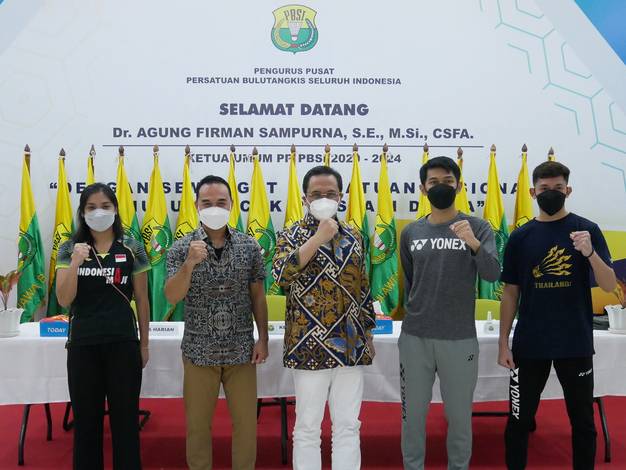 Ketum PP PBSI, Agung Firman Sampurna (tengah) bersama Kabid Binpres Rionny Mainaky, Gregoria Mariska Tunjung, Fajar Alfian dan Muhammad Rian Ardianto. (Foto: PP PBSI) Ketum PP PBSI, Agung Firman Sampurna (tengah) bersama Kabid Binpres Rionny Mainaky, Gregoria Mariska Tunjung, Fajar Alfian dan Muhammad Rian Ardianto. (Foto: PP PBSI)