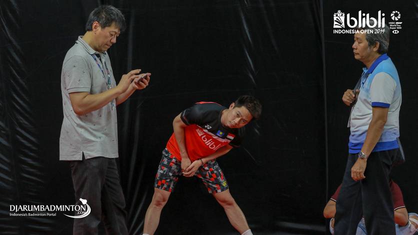 Kevin Sanjaya Sukamuljo (tengah) saat melakukan pemanasan. Kevin Sanjaya Sukamuljo (tengah) saat melakukan pemanasan.