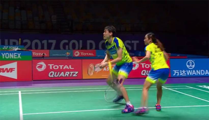 Tan Kian Meng dan Lai Pei Jing Saling Bertukar Raket Ketika Bertanding. (foto: Badminton Planet) Tan Kian Meng dan Lai Pei Jing Saling Bertukar Raket Ketika Bertanding. (foto: Badminton Planet)