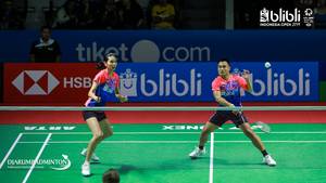 Ganda campuran Indonesia, Hafiz Faizal/Gloria Emanuelle Widjaja mengembalikan shuttlecock.
