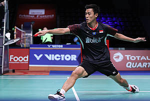 Shesar Horen Rhustavito (Indonesia) mengembalikan shuttlecock.
