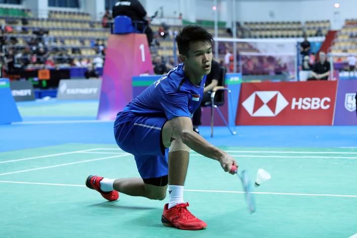 Christian Adinata (Indonesia) mengembalikan shuttlecock. Christian Adinata (Indonesia) mengembalikan shuttlecock.