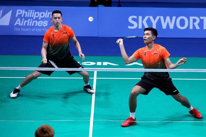 Fajar Alfian/Muhammad Rian Ardianto (Indonesia) bersiap menghadang pengembalian.