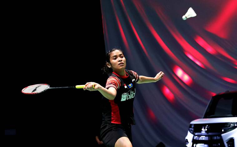 Gregoria Mariska Tunjung (Indonesia) bersiap menyambut pengembalian. Gregoria Mariska Tunjung (Indonesia) bersiap menyambut pengembalian.