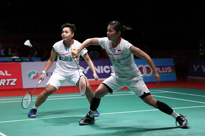 Greysia Polii/Apriyani Rahayu (Indonesia) bersiap menyambut pengembalian. Greysia Polii/Apriyani Rahayu (Indonesia) bersiap menyambut pengembalian.
