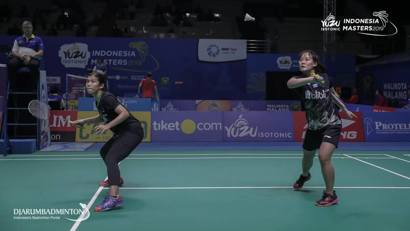 Yulfira Barkah/Agatha Imanuela (Indonesia) bersiap menghadang pengembalian. Yulfira Barkah/Agatha Imanuela (Indonesia) bersiap menghadang pengembalian.