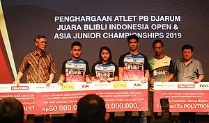 (Dari kiri) Fung Permadi, Leo Rolly Carnando, Indah Cahya Sari Jamil, Daniel Marthin, Sigit Budiarto dan Yoppy Rosimin saat penyerahan apresiasi kepada peraih juara Asia Junior Championships 2019.